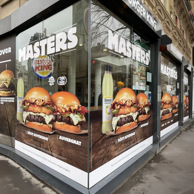 Vitrophanie publicitaire sur vitrine pour visibilité maximale