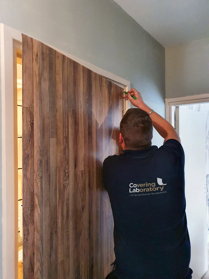 Pose d’habillage mural adhésif pour transformation rapide et durable