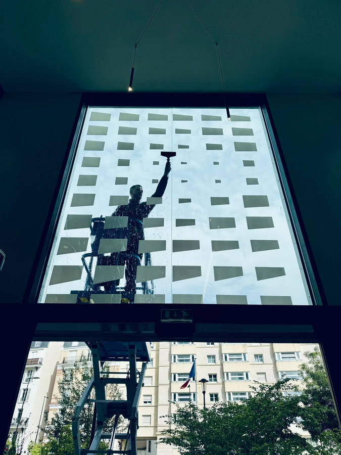 Installation de vitrophanie personnalisée sur surface vitrée
